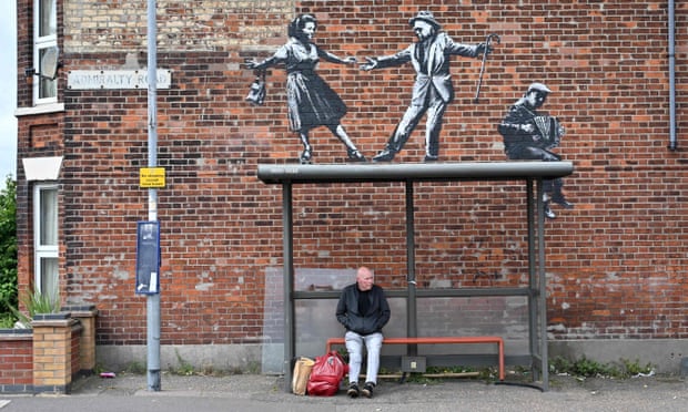 Banksy xác nhận anh ấy đứng sau các tác phẩm nghệ thuật ‘phun trào’ bên bờ biển của Anh