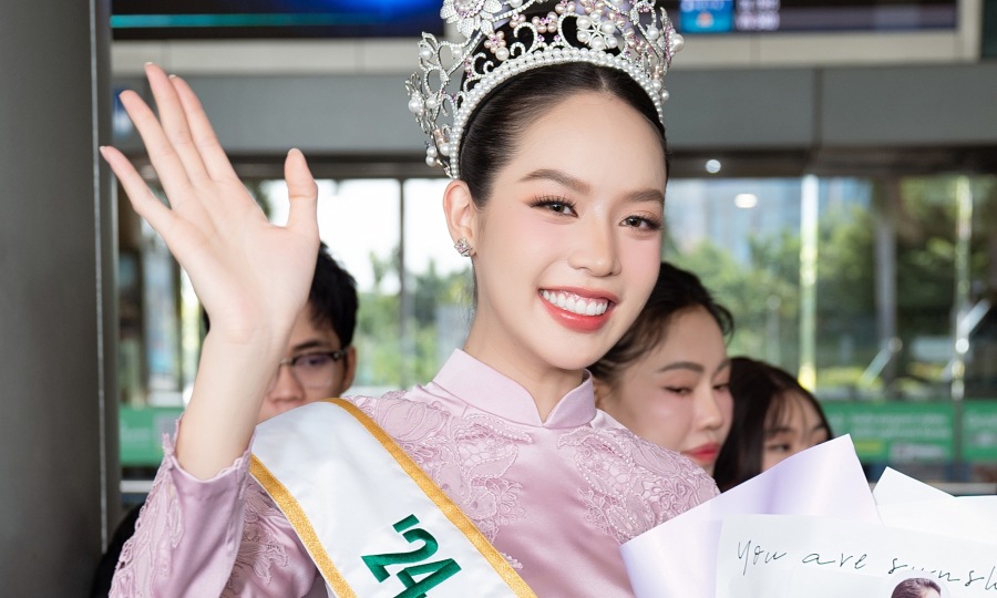 Hoa hậu Thanh Thủy ngồi xe diễu hành mừng chiến thắng Miss International