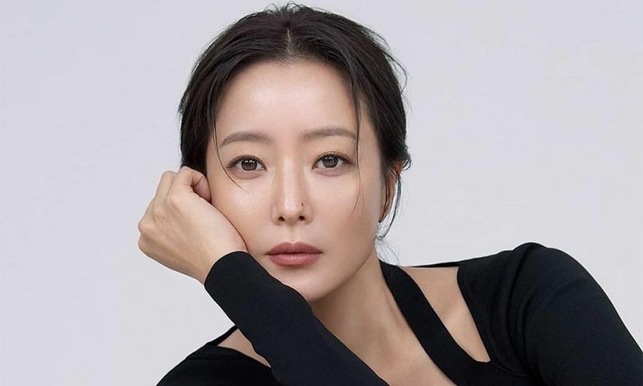 Kim Hee Sun dùng dầu ô liu để dưỡng da căng bóng