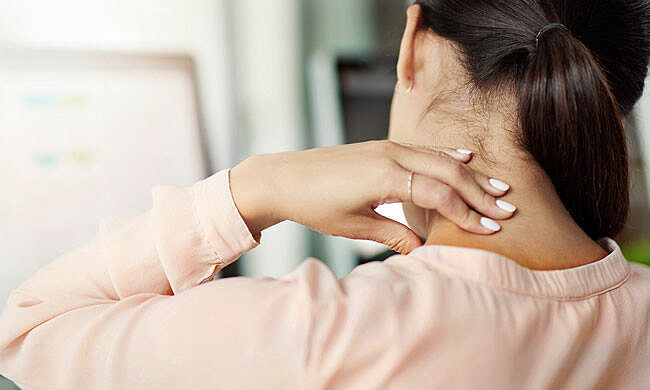 Dân văn phòng khổ sở vì đau lưng, cổ vai gáy