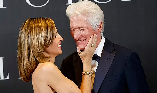 Richard Gere và vợ trẻ tình cảm trên thảm đỏ
