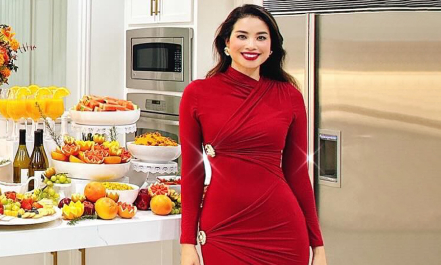 Phạm Hương diện đầm ôm sát khoe dáng 'mẹ hai con'