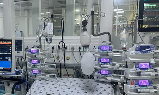 Bé trai sốc tim nguy kịch sau hai ngày sốt nhẹ