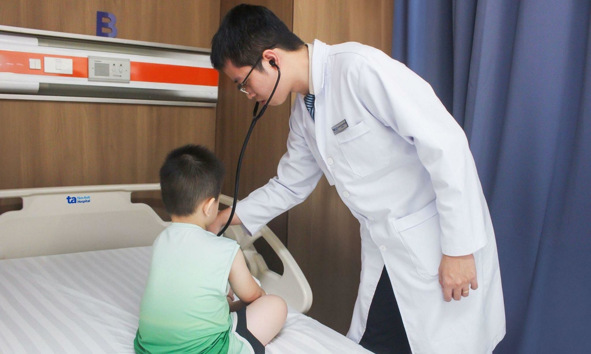 Bé 4 tuổi mắc hội chứng thận hư