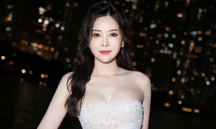 Con dâu tỷ phú Hoàng Kiều diện đồ đi tiệc tôn vòng một