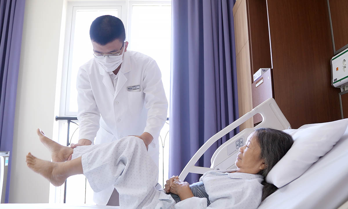 Rủi ro tiềm ẩn khi massage, nắn chỉnh cột sống sai cách