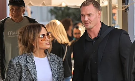 Jennifer Lopez cùng vệ sĩ điển trai đi mua sắm