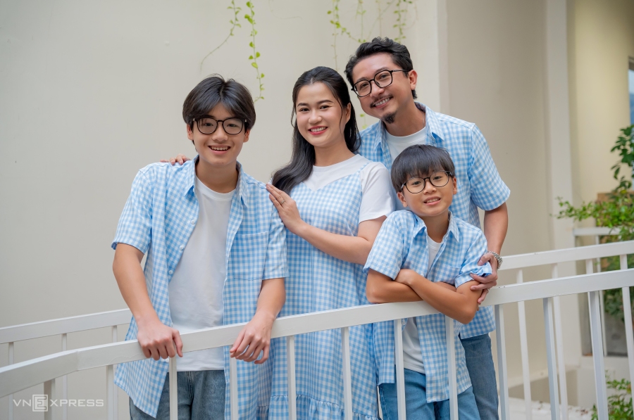 Lâm Vỹ Dạ - Hứa Minh Đạt: 'Ở nhà, vợ chồng tôi không hài hước như trên sân khấu'