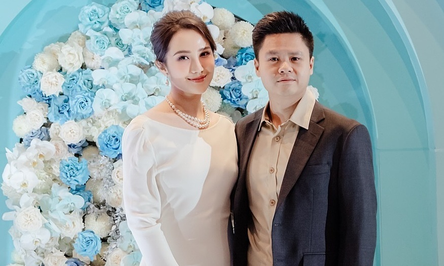 Vợ thiếu gia Phan Thành xách túi trăm triệu đồng sánh đôi chồng
