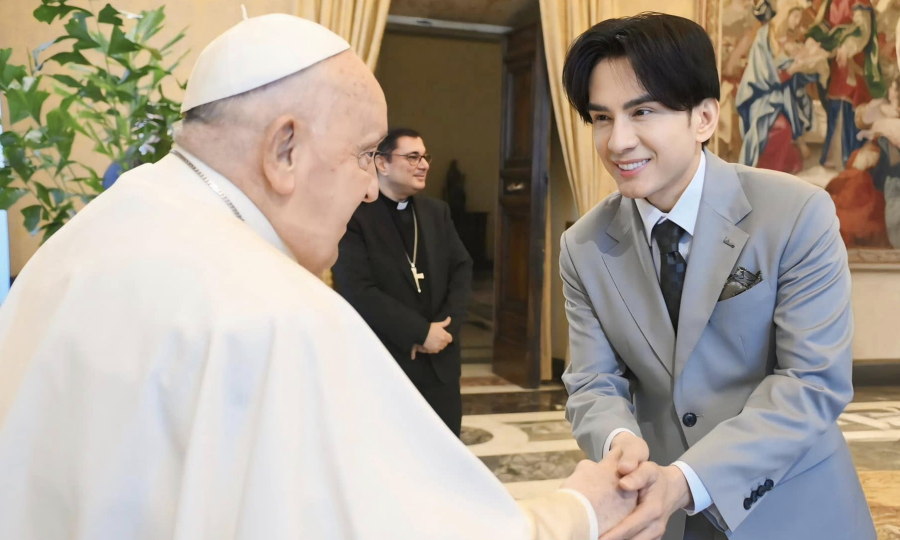 Đan Trường cùng vợ cũ và con trai diện kiến Giáo hoàng Francis