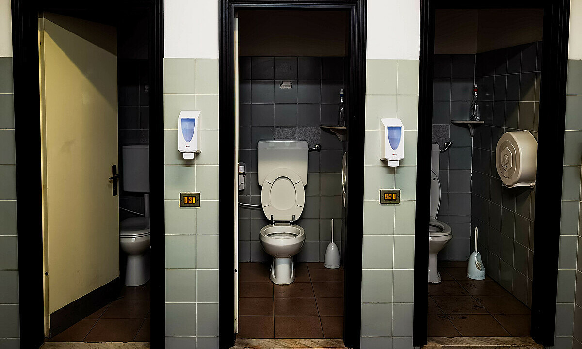 Mầm bệnh nào tồn tại trong toilet công cộng?