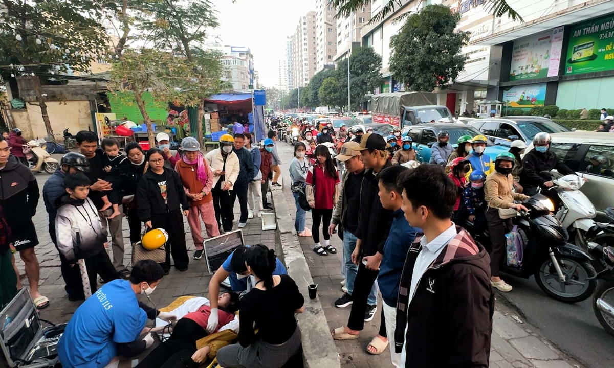 Xe cấp cứu chôn chân trên cung đường tắc nghẽn