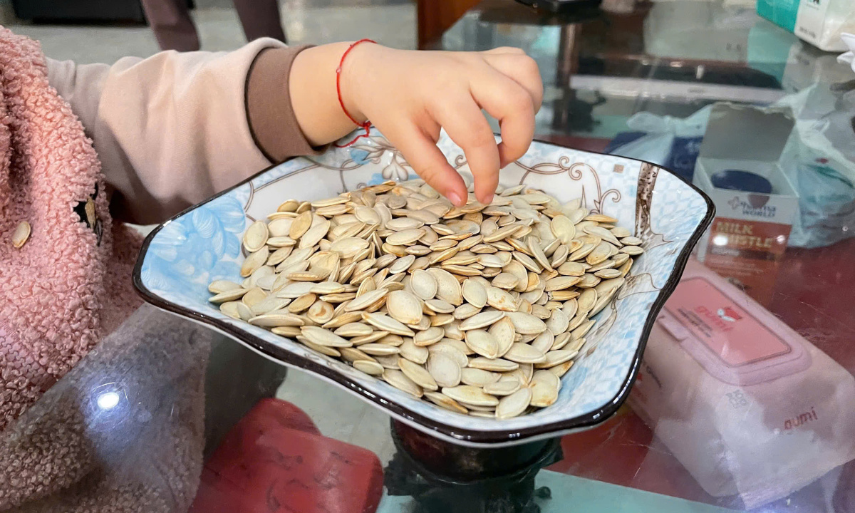 Những nguy cơ với sức khỏe khi trẻ ăn các loạt hạt ngày Tết