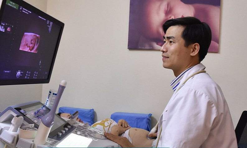 Có nên tránh sinh con đêm giao thừa?
