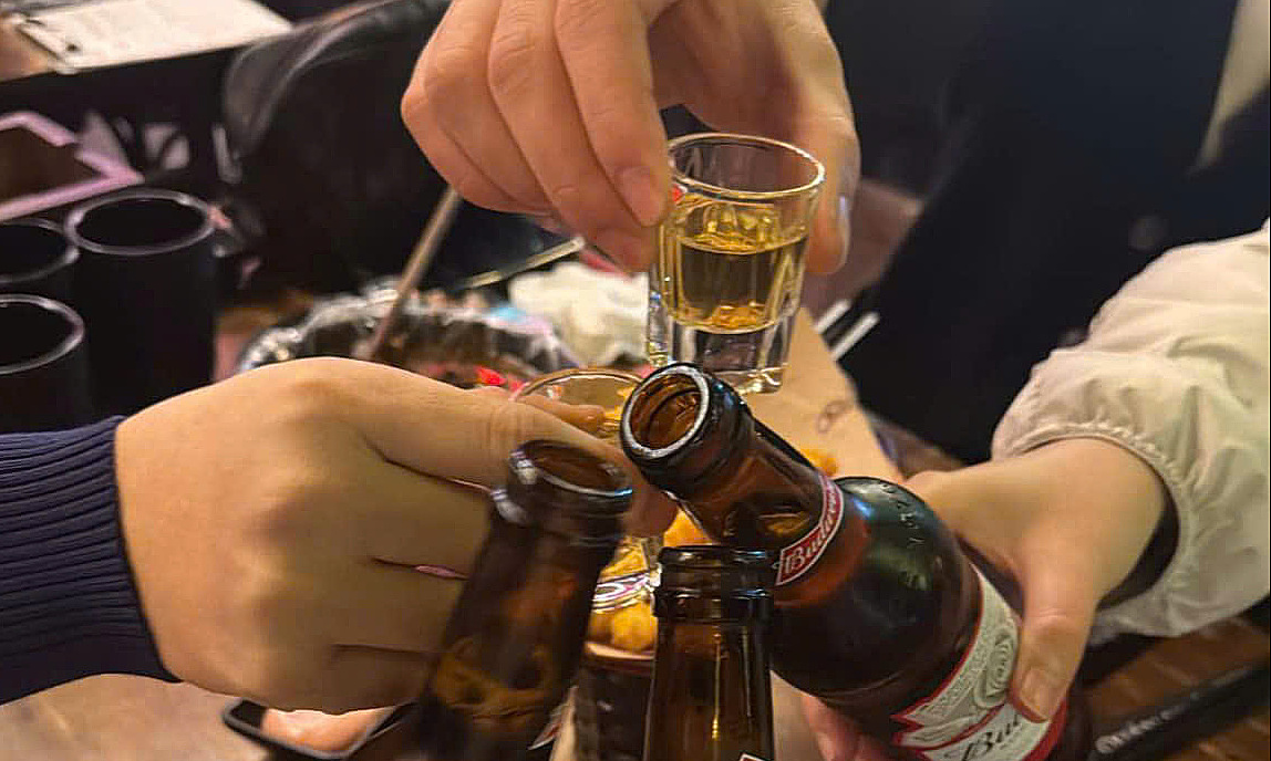 Có nên uống thuốc giảm đau để giải rượu?