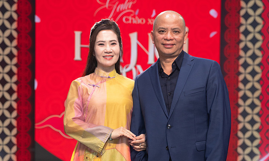 Vợ chồng Nguyệt Hằng - Anh Tuấn tình tứ sánh đôi