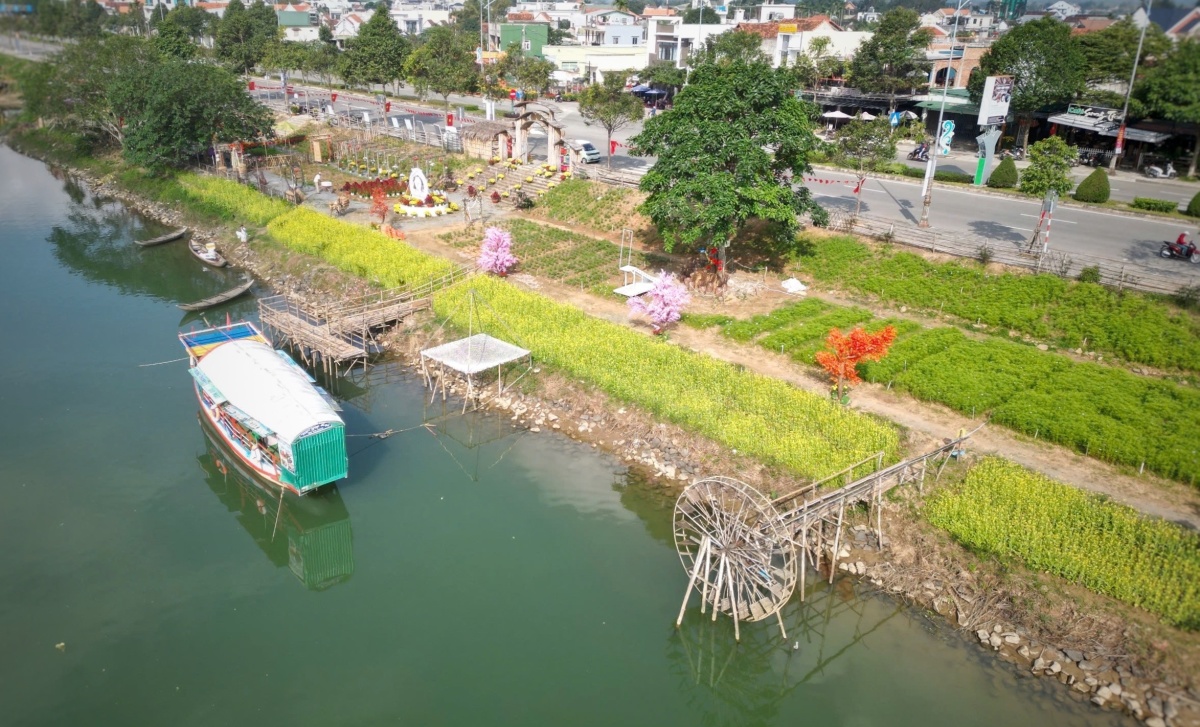 Vườn hoa tái hiện bờ xe nước - biểu tượng Quảng Ngãi