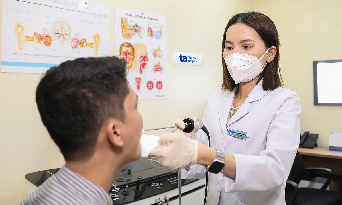 Vì sao ăn hạt dưa gây khàn tiếng?