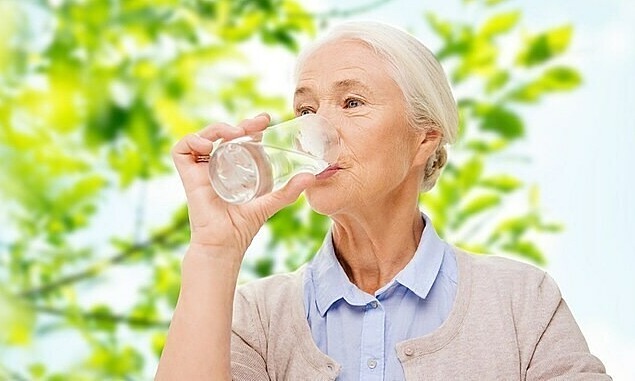 Ba thời điểm người cao tuổi không nên uống nước
