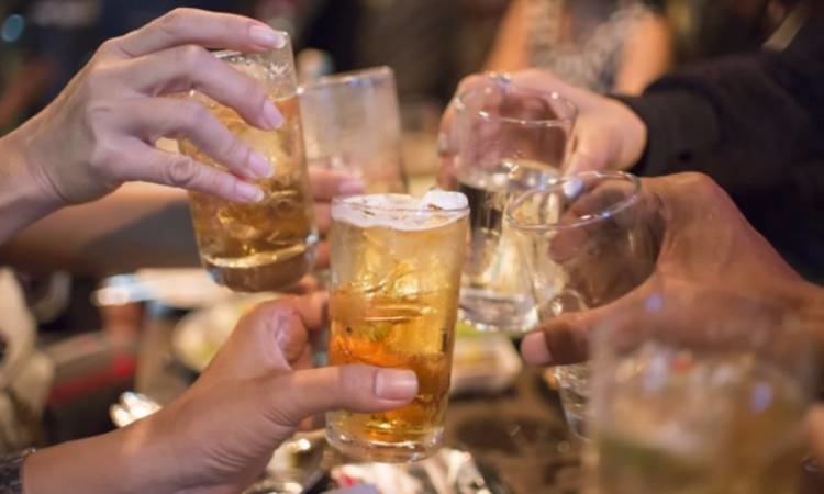 Nên làm gì trước, trong và sau khi uống rượu để tránh say?