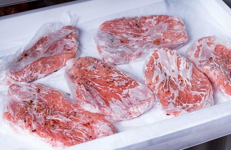 Rã đông thịt bằng nhiệt độ thường có bị nhiễm khuẩn?