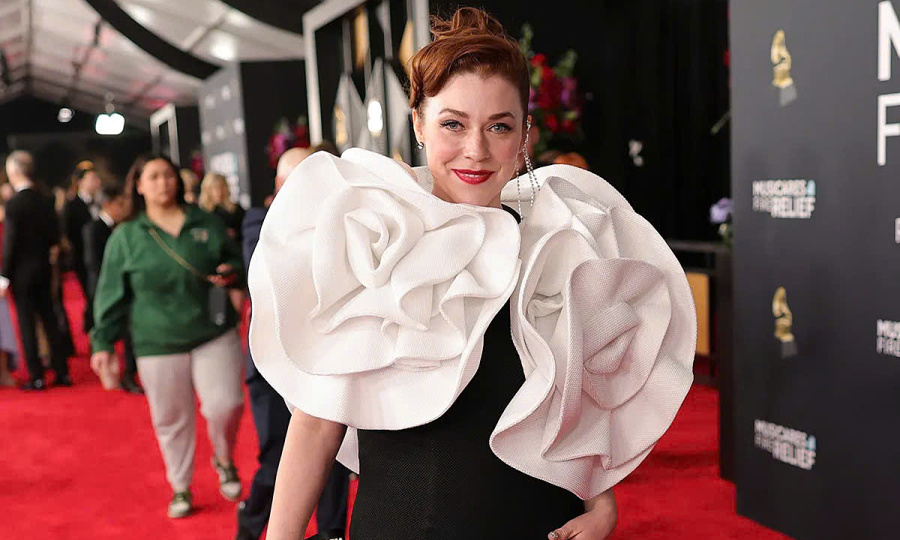 Sao mặc đầm hoa hồng của Đỗ Mạnh Cường nhận giải Grammy 2025