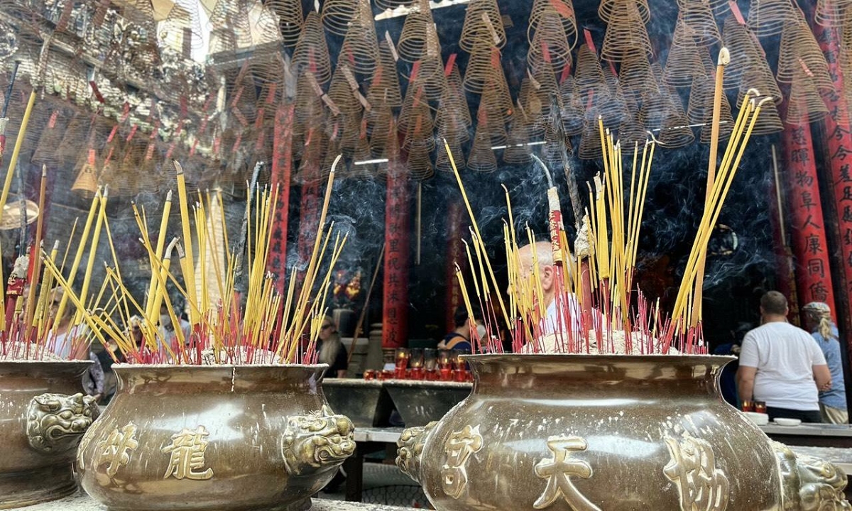 Khói nhang, vàng mã ảnh hưởng đến hô hấp thế nào