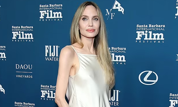 Angelina Jolie mặc 'thả rông' dự liên hoan phim