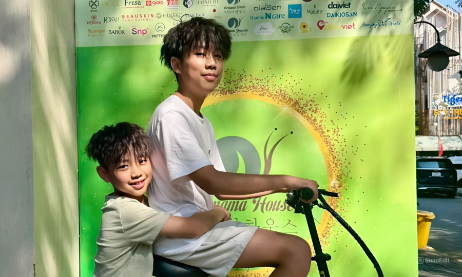 Các con đóng đồ, giao hàng giúp Ốc Thanh Vân