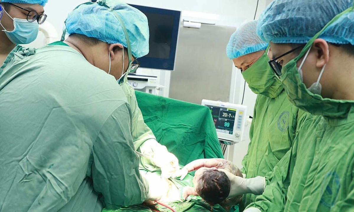 Vừa mổ lấy thai vừa phẫu thuật triệt căn ung thư