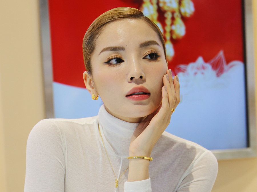 Kỳ Duyên diện đầm siêu mỏng đi mua vàng ngày vía Thần Tài