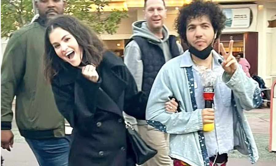 Selena Gomez tình tứ bên hôn phu Benny Blanco tại Disneyland