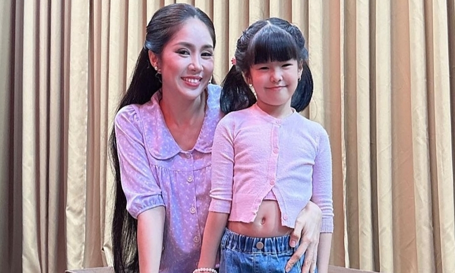 Ảnh sao 11/1: Con gái theo Lê Phương đi diễn