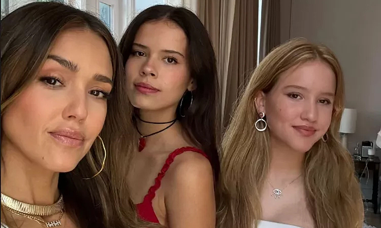 Jessica Alba đưa hai con đi xem Super Bowl sau khi đệ đơn ly hôn