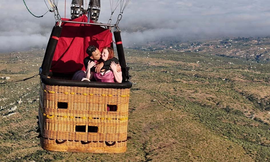 Tour hôn nhau trên trời giá 1.000 USD