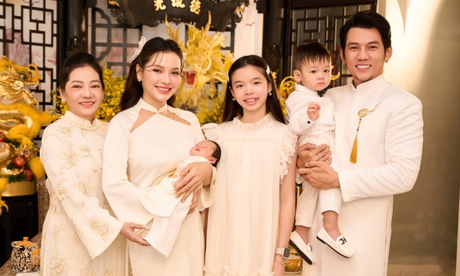 Vợ chồng Phương Trinh Jolie mừng đầy tháng con thứ ba