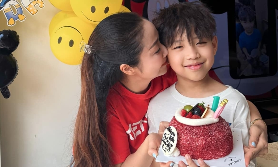 Ốc Thanh Vân mừng con trai út 10 tuổi