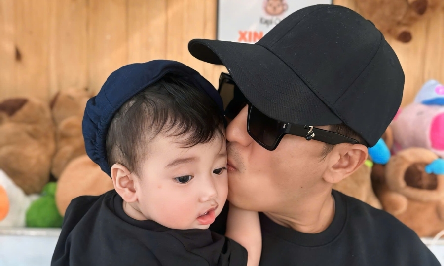 Con trai tìm Trường Giang giữa đêm