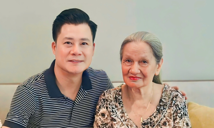 Những khoảnh khắc ấm áp của Quang Dũng bên mẹ