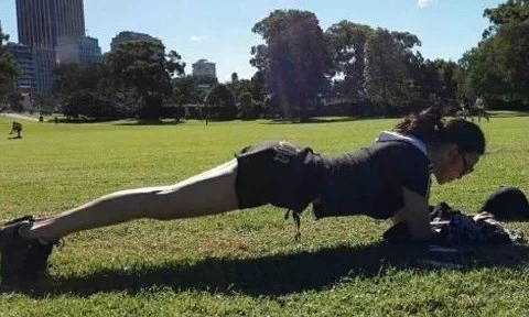 Lưu Hiểu Khánh plank hơn 5 phút ở tuổi 74
