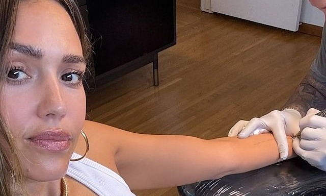 Jessica Alba xăm dòng chữ 'cuộc sống biến đổi' lên tay sau ly hôn