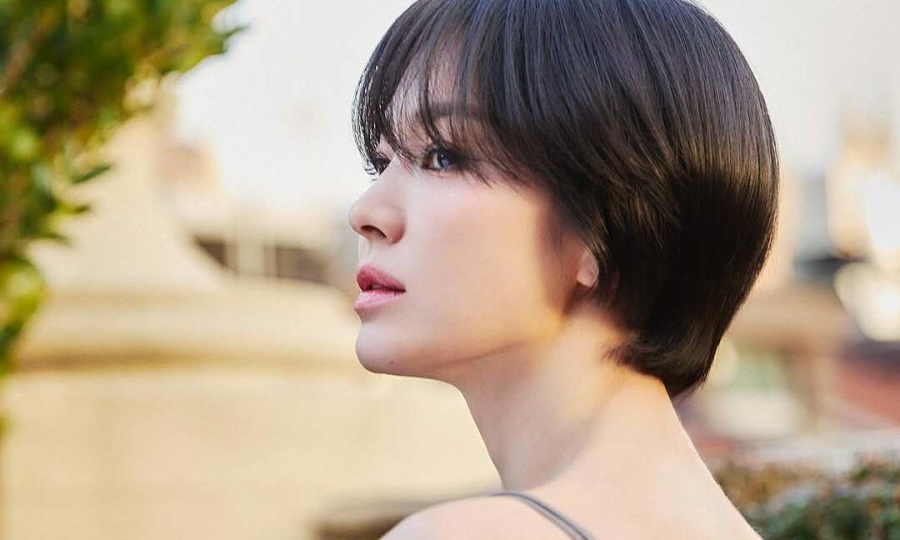 Song Hye Kyo khoe tóc ngắn cá tính khi dự show ở Milan