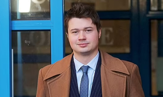 Sao phim 'Sex Education' đi tù 15 năm vì xâm hại tình dục trẻ vị thành niên