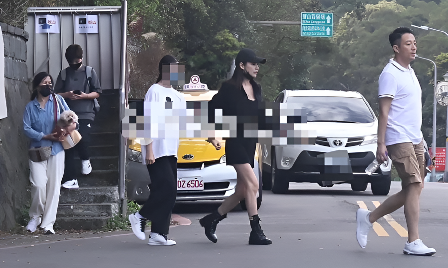 Uông Tiểu Phi đưa vị hôn thê và con gái riêng đi chùa