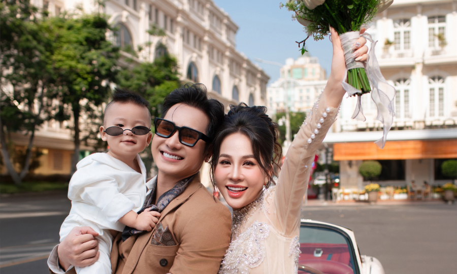 Con trai hơn một tuổi của Chu Bin chụp ảnh cưới cùng bố mẹ