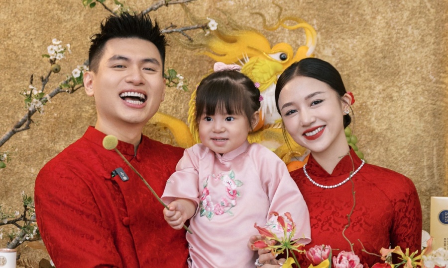 Con gái nô đùa trong đám cưới của Salim và chồng doanh nhân