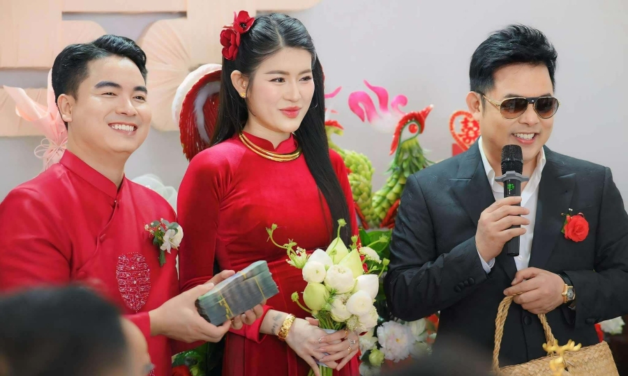 Quang Lê mang 300 triệu đồng tiền mặt mừng cưới Phi Thiên Vũ