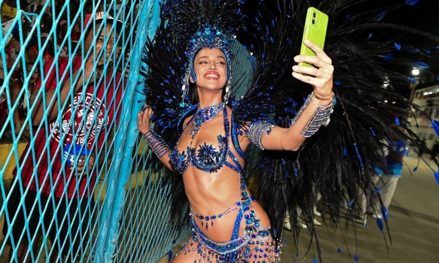 Irina Shayk thu hút sự chú ý khi tham gia Carnival ở Brazil