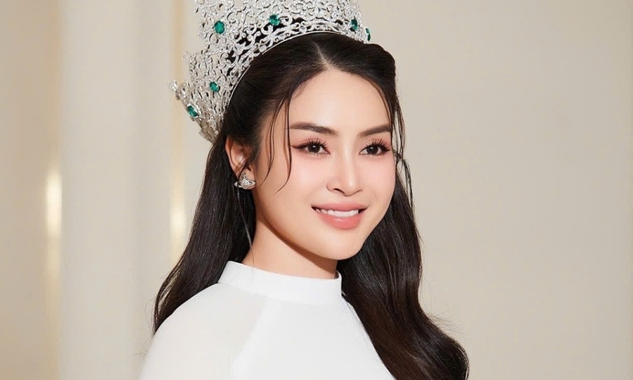 Hoa hậu Lý Kim Thảo diện áo dài 180 triệu đồng