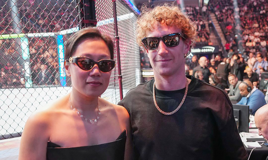 Vợ Mark Zuckerberg mặc crop top điệu đà xem đấu võ